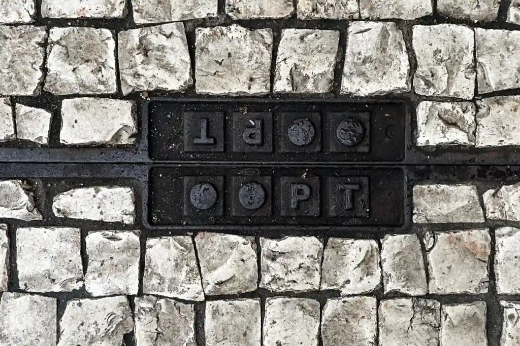 Cobblestone pattern with metal accents