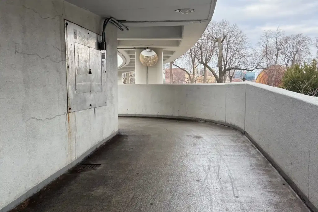 Curved outdoor walkway