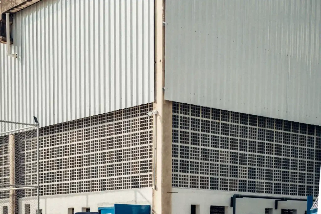 Industrial building with steel and concrete