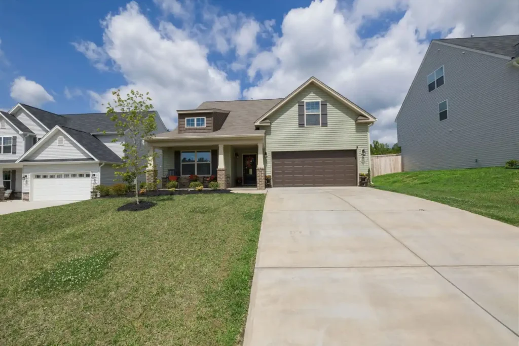 Modern detached house with a spacious driveway